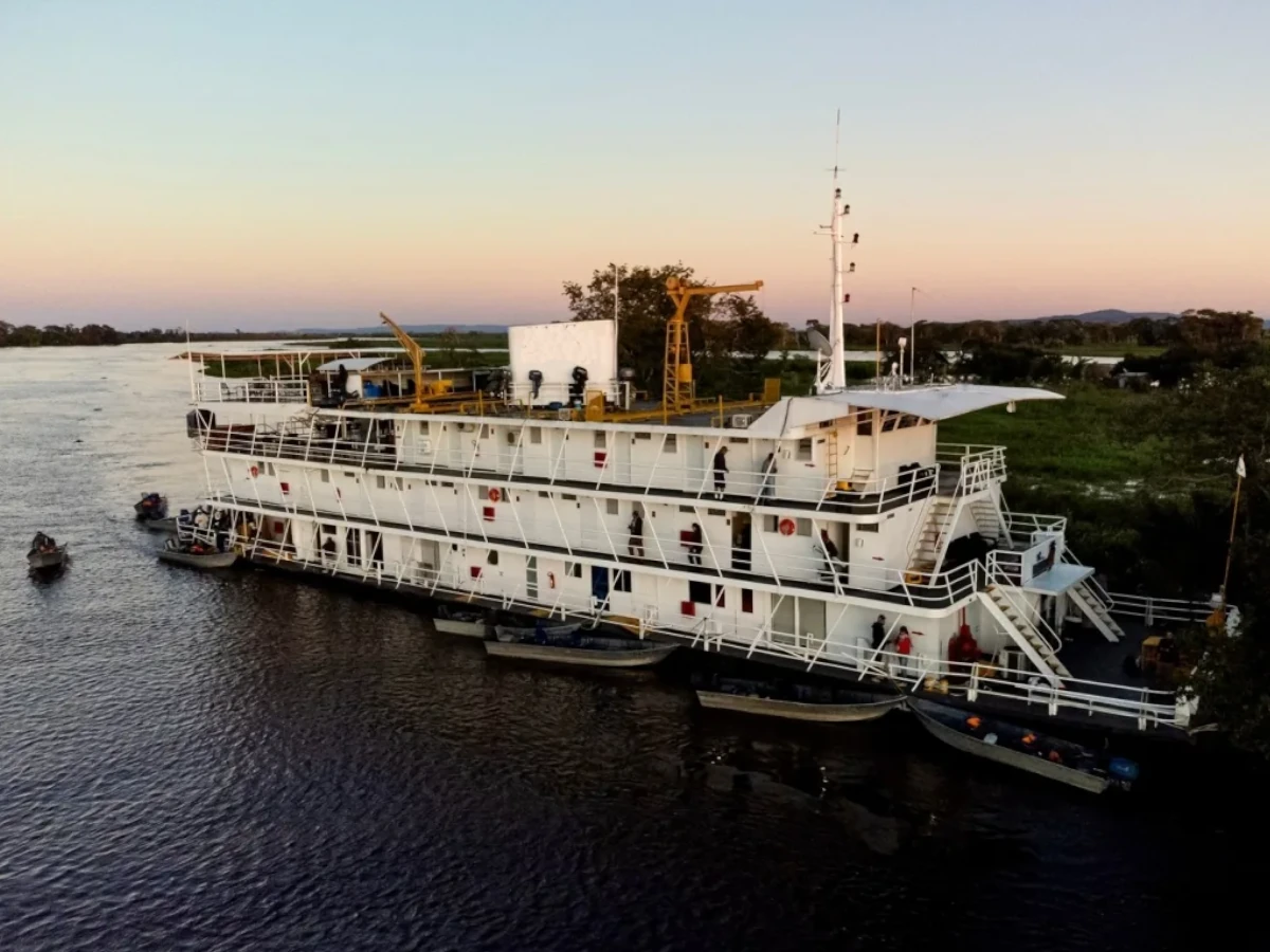 Barco-Hotel Pantanal navegando pelo Rio Paraguai