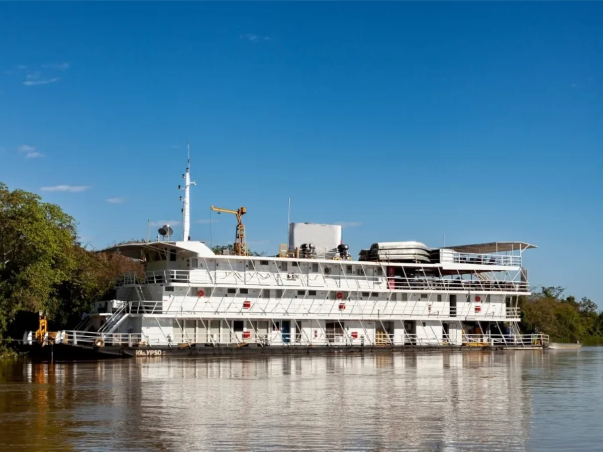 Barco-Hotel Pantanal navegando pelo Rio Paraguai
