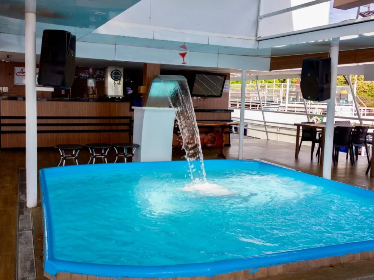 Barco-Hotel Pantanal atracado no Rio Paraguai