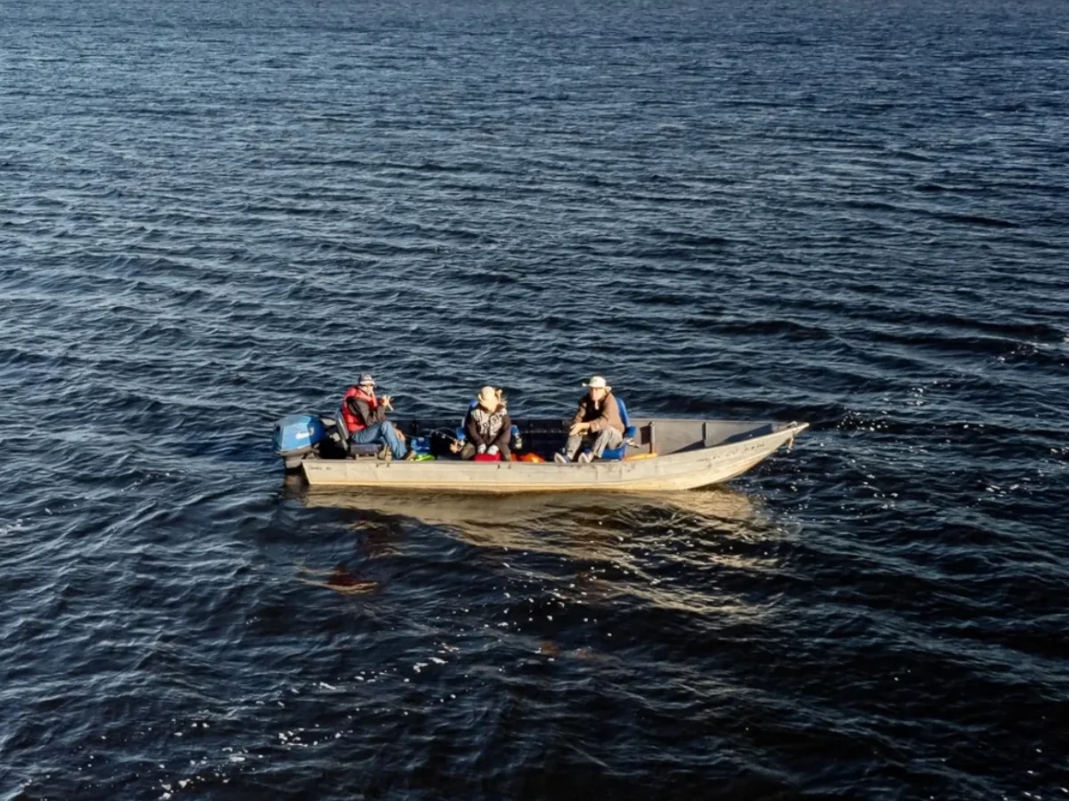 Pescador com peixe pescado no Rio Paraguai