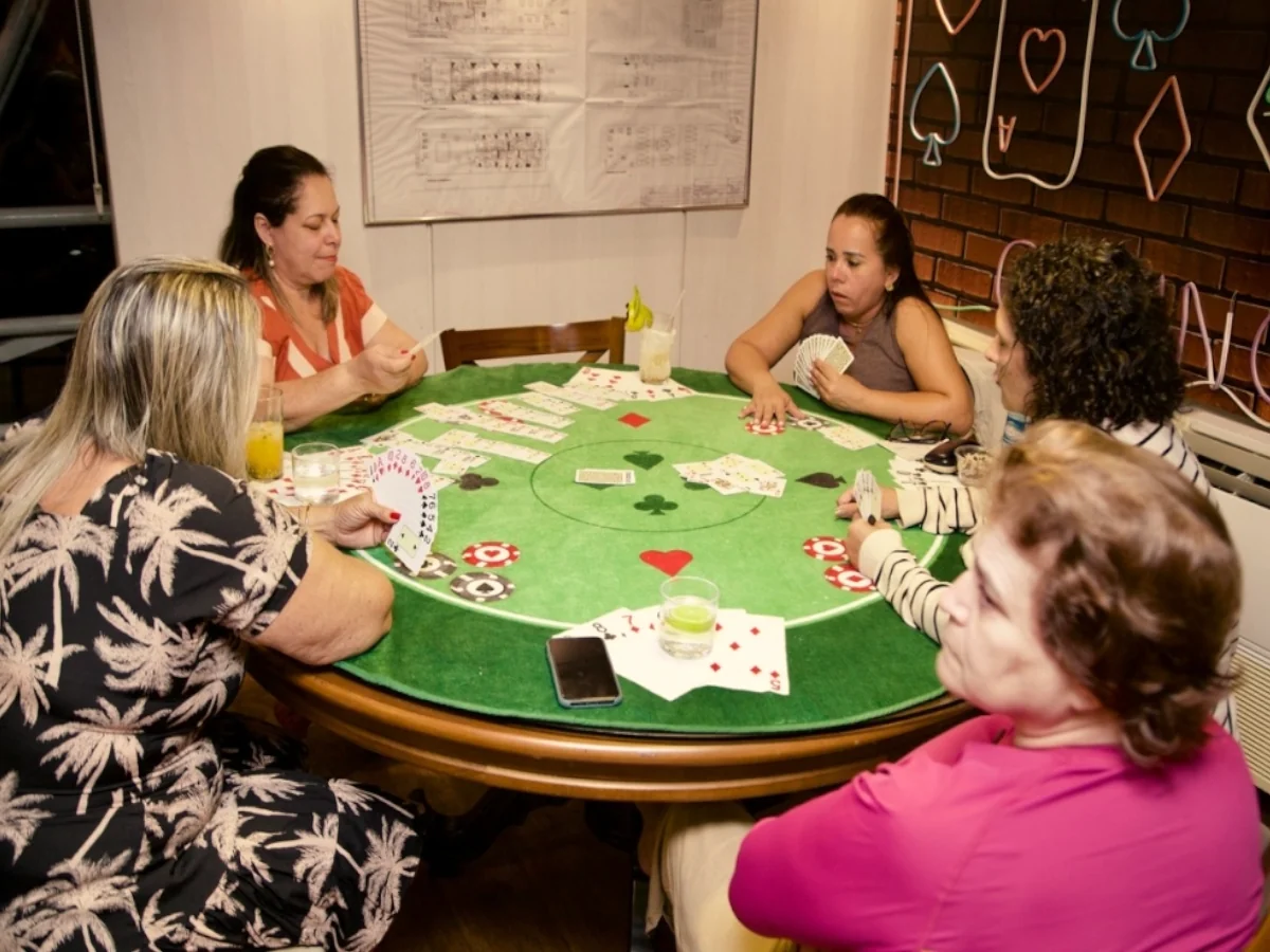 Hóspedes jogando cartas a bordo do Barco-Hotel Pantanal