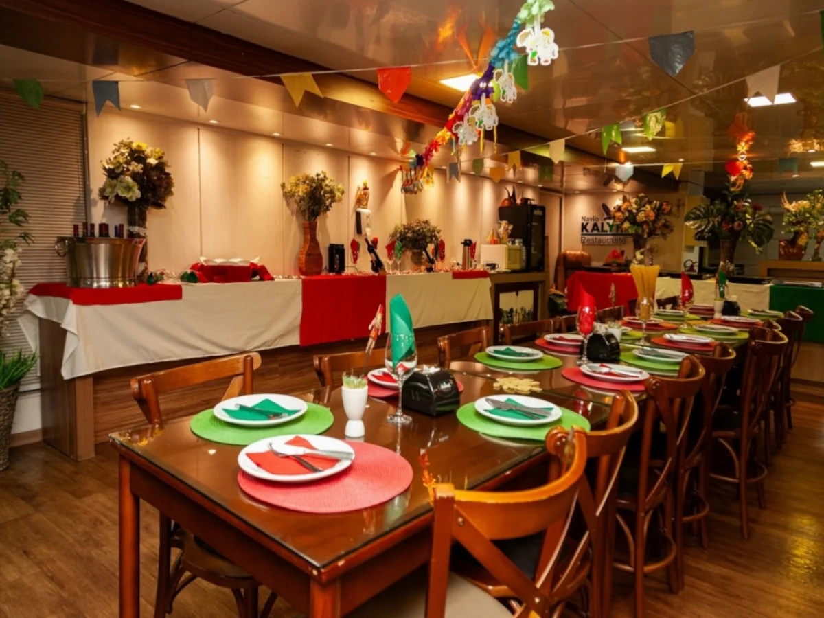 Salão de refeições do Barco-Hotel Pantanal preparado para jantar