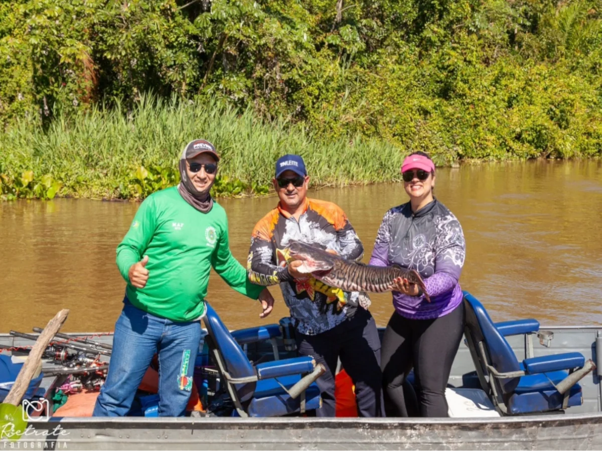 Pescadores com surubim pescado no Rio Paraguai