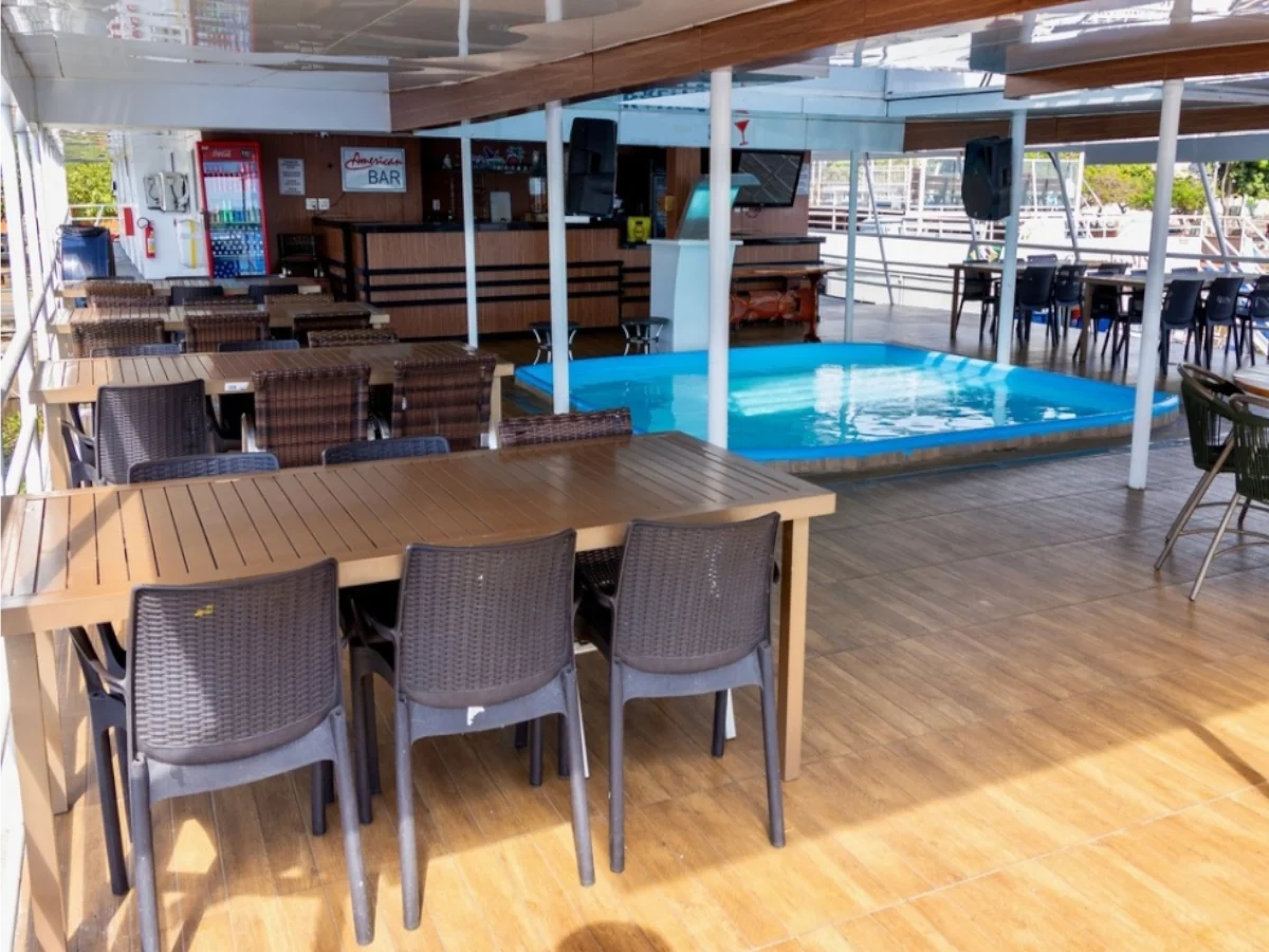 Piscina e bar no deck do Barco-Hotel Pantanal