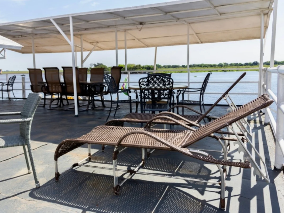 Área de descanso no deck do Barco-Hotel Pantanal, com vista para o rio