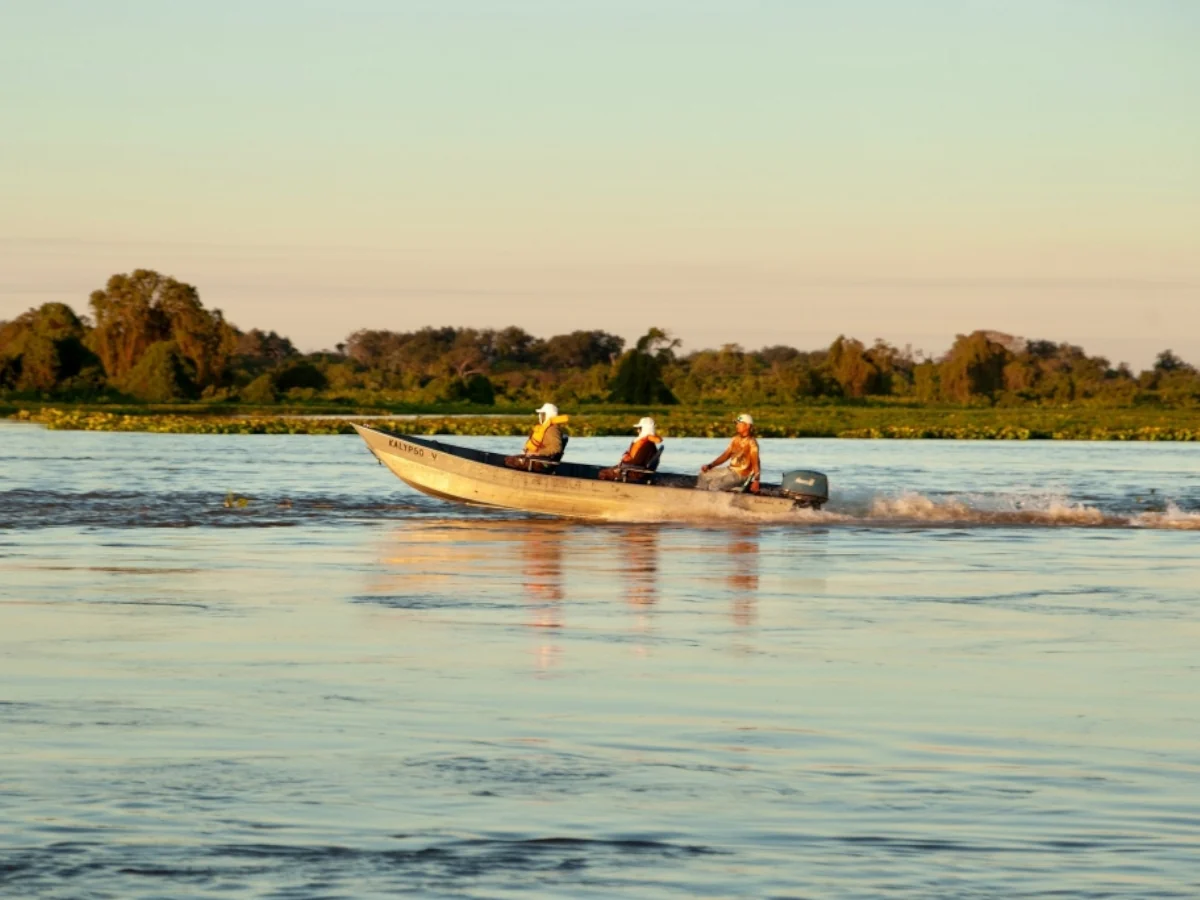 Barco de pesca navegando pelo Rio Paraguai