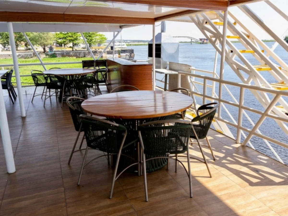 Área de convivência com churrasqueira no deck do Barco-Hotel Pantanal