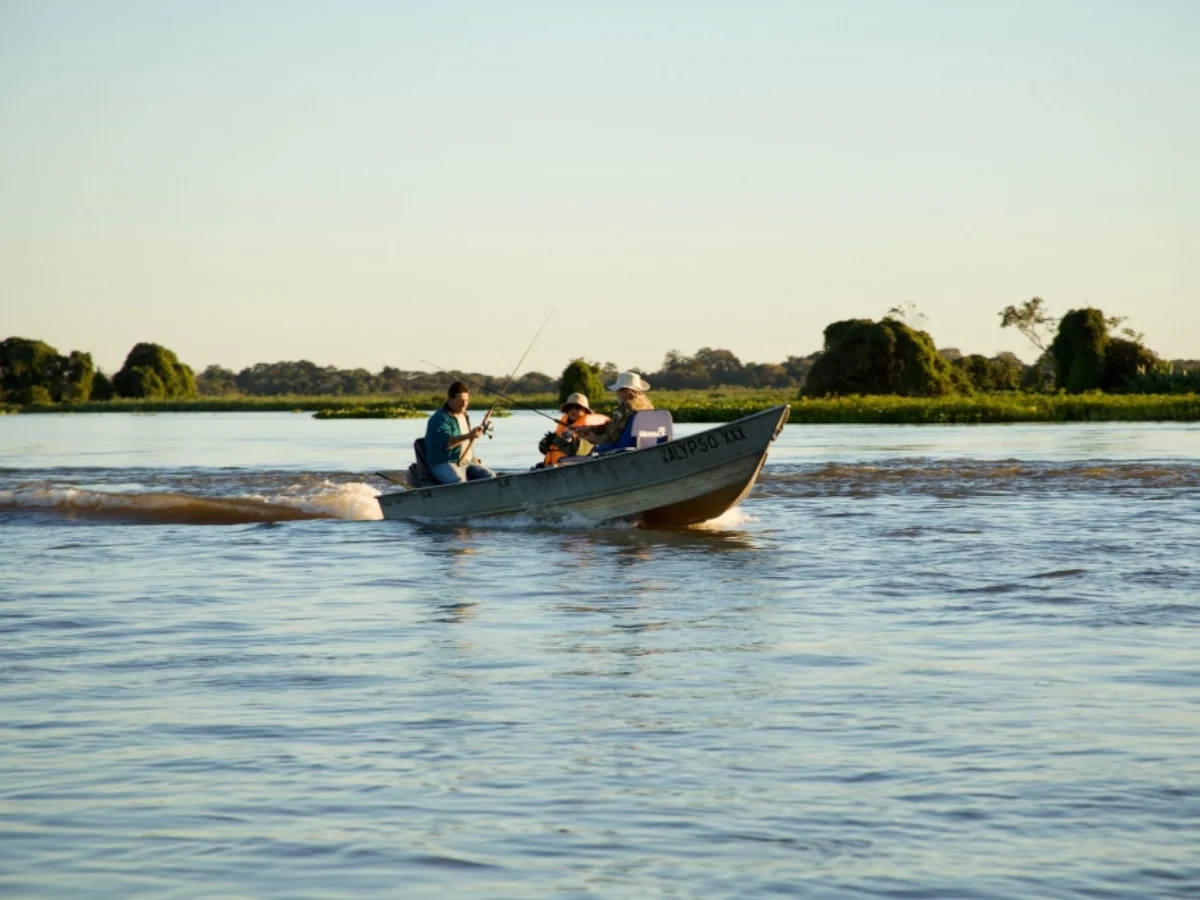 Pescadores em ação no Rio Paraguai, Pantanal Sul-Mato-Grossense