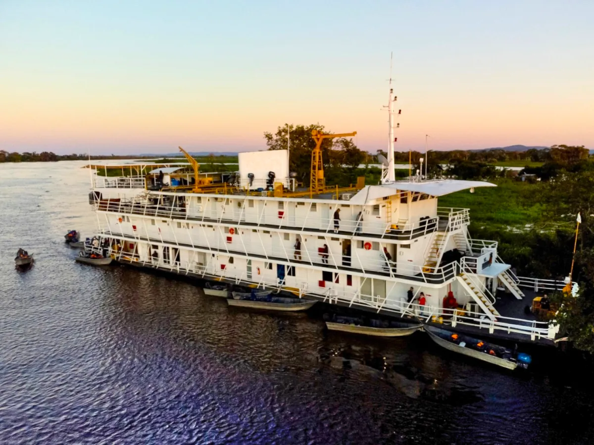 Novo navio Tucuna Turismo navegando ao entardecer